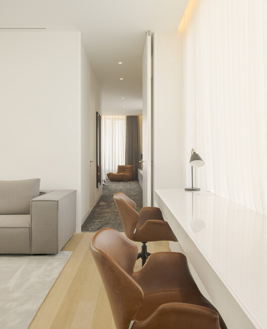 Cleft House / TAEP/AAP - Interior Photography, Living Room, Wood, Lighting, Table, Chair