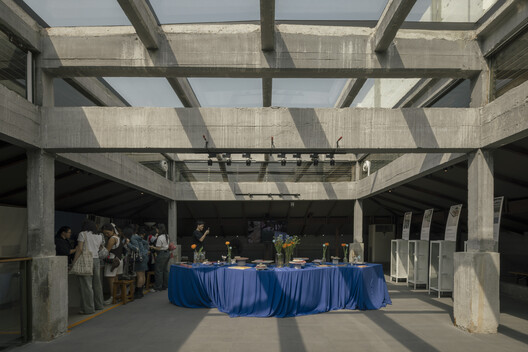 Chaipathanasilp (The Corner House) / IF (Integrated Field) - Interior Photography, Concrete, Column