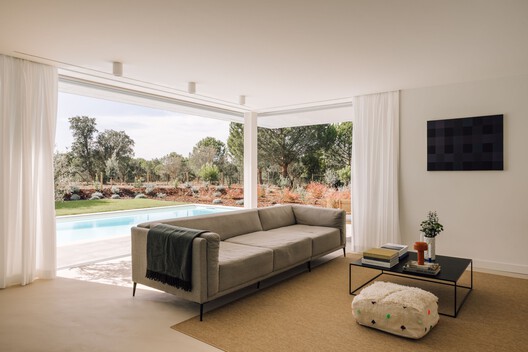 Casa HD / Desvão Atelier - Fotografía interior, Sala de estar, Sillones, Madera