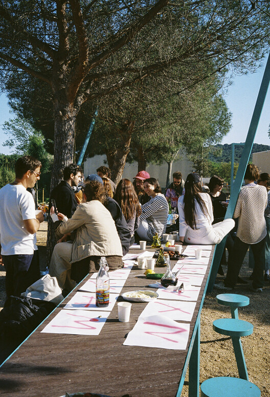 La Barbacoa Comunal / h3o architects - Fotografía exterior, Sillas