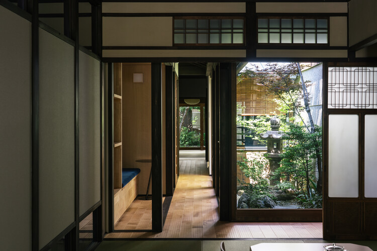 木犀旅馆 / atelier yoo - 室内图, 木头, 门, 玻璃