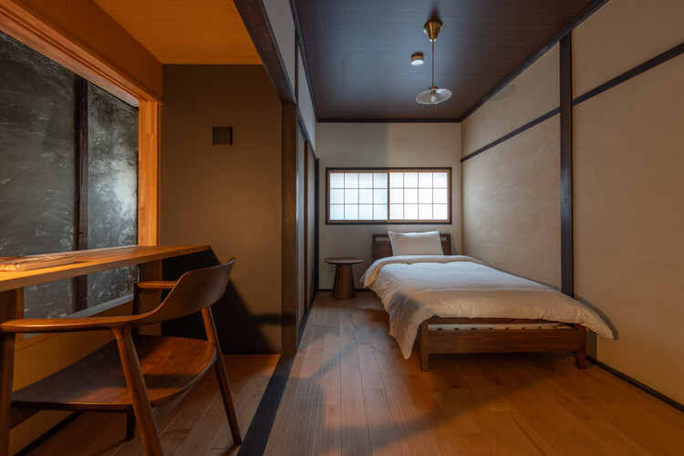 木犀旅馆 / atelier yoo - 室内图, 卧室, 木头, 灯, 床