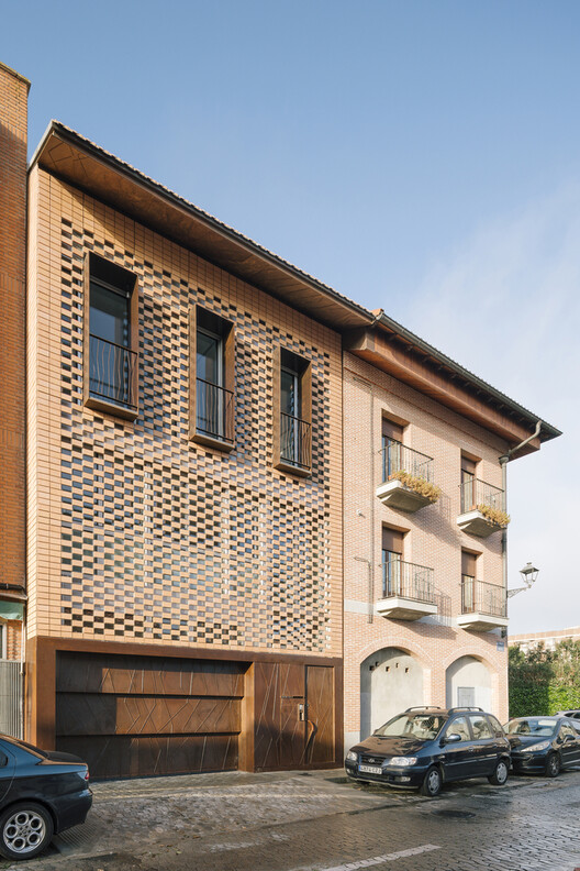 Contemporary Applications of Materials in Spanish Architecture - Image 2 of 12