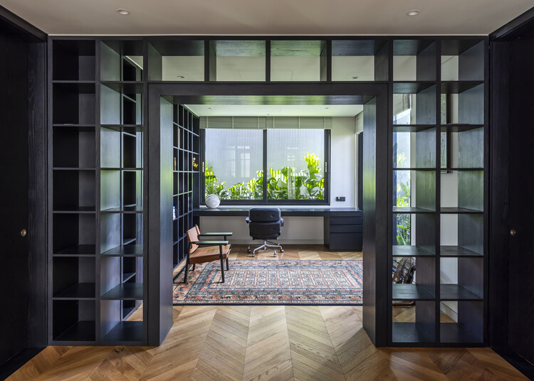 Casa Cubo Negro / MM++ architects - Fotografía interior, Estanterías, Madera, Iluminación, Vidrio, Puerta