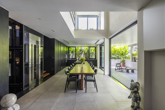 Casa Cubo Negro / MM++ architects - Fotografía interior, Comedor, Puerta, Vidrio, Sillas, Patio interior