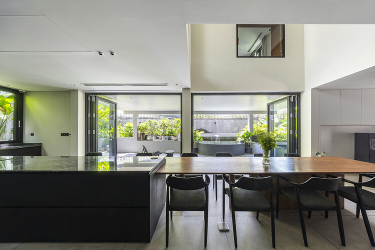 Casa Cubo Negro / MM++ architects - Fotografía interior, Cocina, Madera, Iluminación, Sillas, Mesas, Puerta, Vidrio, Encimera