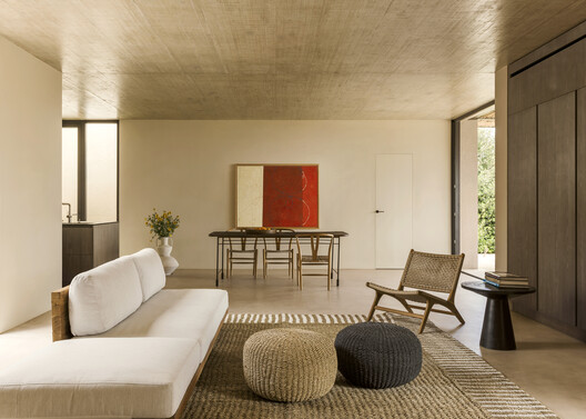 Patio House  / Solum Studio  - Interior Photography, Living Room, Wood, Table, Chair