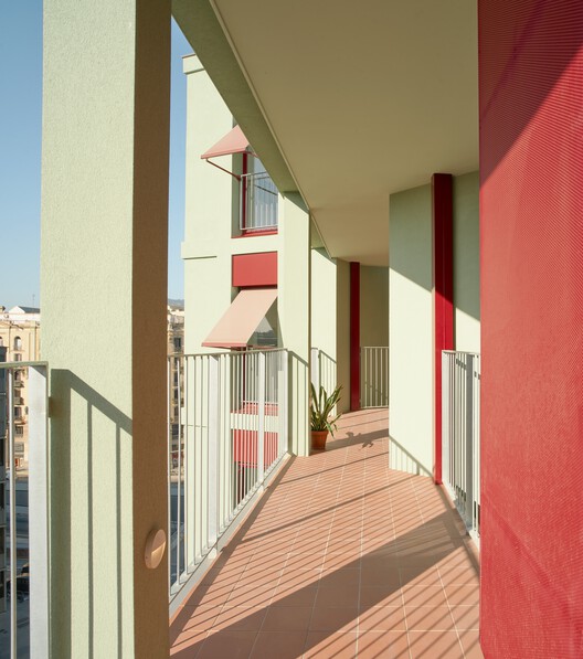 Illa Glòries Social Housing / Cierto Estudio - Interior Photography, Balcony