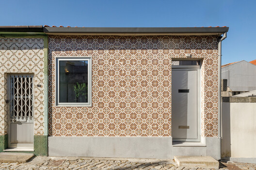 Reabilitar como gesto de escuta: uma casa no Porto - Imagem 1 de 20