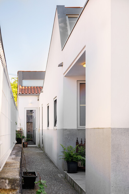 Reabilitar como gesto de escuta: uma casa no Porto - Imagem 15 de 20