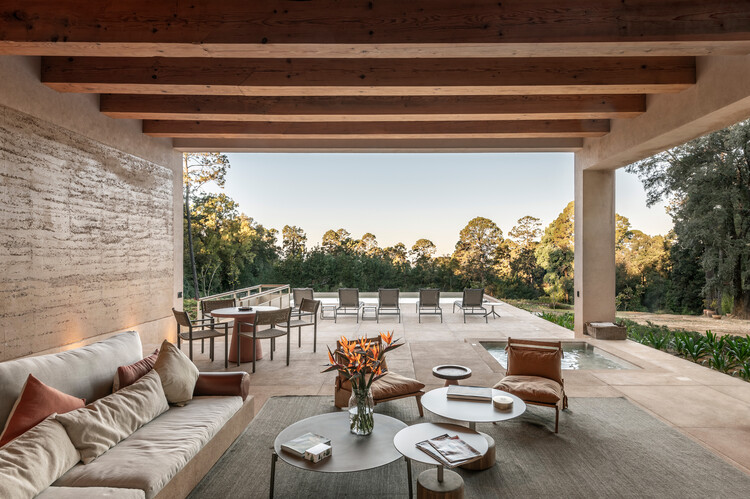 Casa KM / Grupo Lateral Arquitectura y Construcción, Ruíz Galindo - Fotografía interior, Sala de estar, Madera, Sillas, Patio, Fijación Vigas