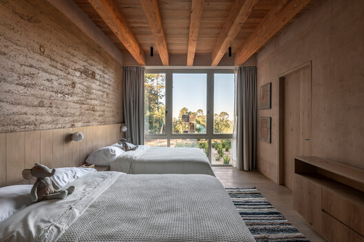 Casa KM / Grupo Lateral Arquitectura y Construcción, Ruíz Galindo - Fotografía interior, Dormitorio, Madera, Camas, Sillas