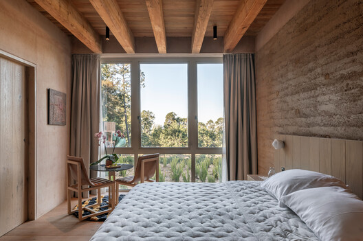 Casa KM / Grupo Lateral Arquitectura y Construcción, Ruíz Galindo - Fotografía interior, Dormitorio, Madera, Camas, Sillas