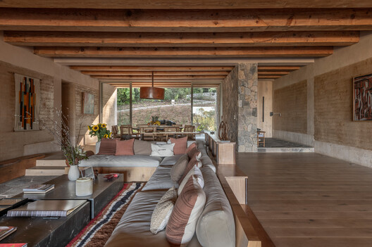 Casa KM / Grupo Lateral Arquitectura y Construcción, Ruíz Galindo - Fotografía interior, Sala de estar, Madera, Sillones, Fijación Vigas, Sillas