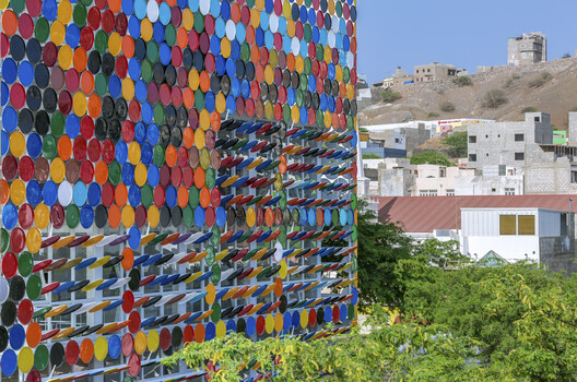 Modern Spolia: Harvesting Building Materials from Demolition Sites - Image 7 of 13