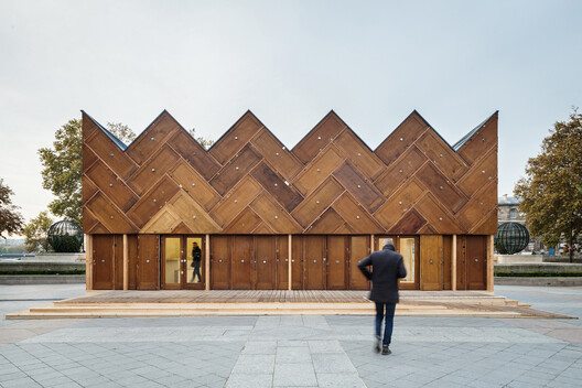 Modern Spolia: Harvesting Building Materials from Demolition Sites - Image 12 of 13