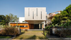 The Long House / Crest Architects