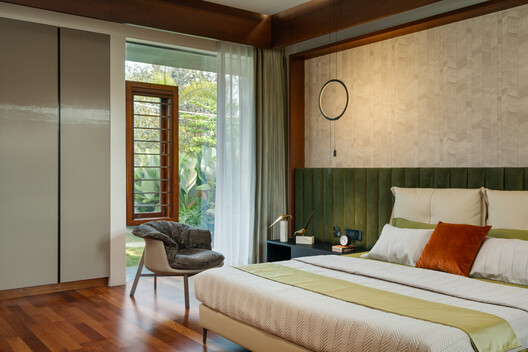 The Long House / Crest Architects - Interior Photography, Bedroom, Wood, Bed