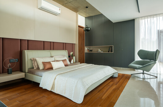 The Long House / Crest Architects - Interior Photography, Bedroom, Bed, Wood, Lighting