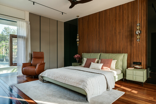 The Long House / Crest Architects - Interior Photography, Bedroom, Bed, Wood, Lighting, Table