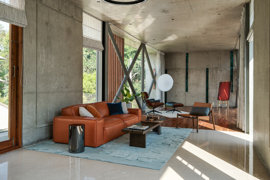 The Long House / Crest Architects - Interior Photography, Living Room, Wood, Chair