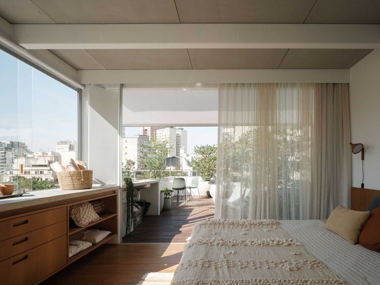 Cobertura Amaralina / Undiú - Fotografía interior, Madera, Dormitorio, Camas, Sillas, Vidrio