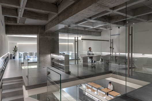 Espacios sin juntas: cómo los grandes formatos transforman el lenguaje arquitectónico Espacios sin juntas: cómo los grandes formatos transforman el lenguaje arquitectónico - Imagen 7 de 8