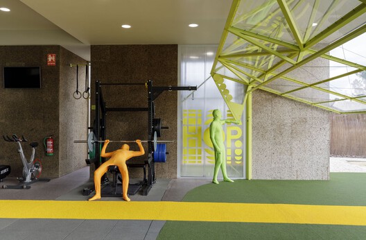 ¿Bares dentro de gimnasios?: interiores que integran deportes y hábitos saludables desde la arquitectura - Imagen 2 de 19