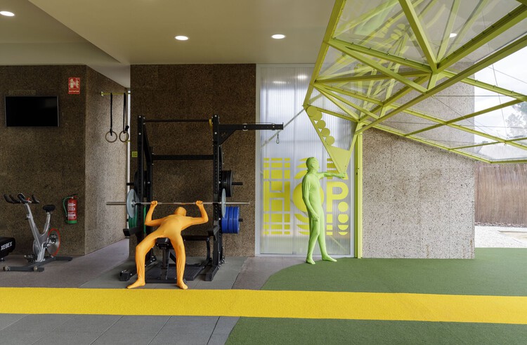 ¿Bares dentro de gimnasios?: interiores que integran deportes y hábitos saludables desde la arquitectura - Imagen 2 de 19
