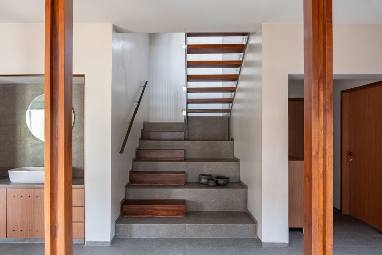 Casa-H / Studio Nirbaadh - Fotografia de Interiores, Escada, Madeira, Corrimão
