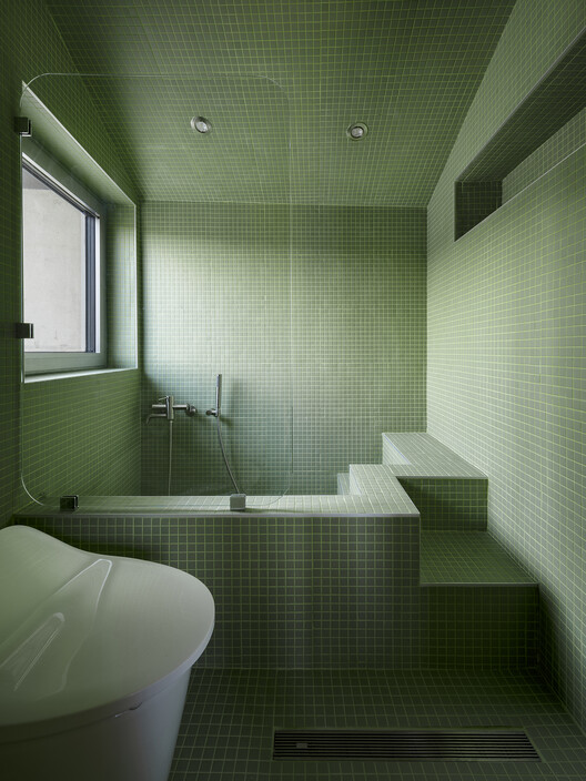 A House that Embraces Its Vegetable Garden  / sukchulmok+BRBB Architects - Interior Photography, Bathroom, Bathtub, Glass