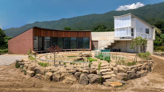 A House that Embraces Its Vegetable Garden / sukchulmok+BRBB Architects