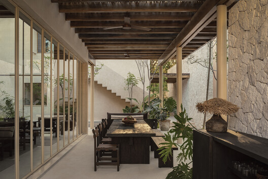 Naboa Tulum / Jaque Studio - Fotografía interior, Comedor, Madera, Fijación Vigas, Balcón, Patio interior