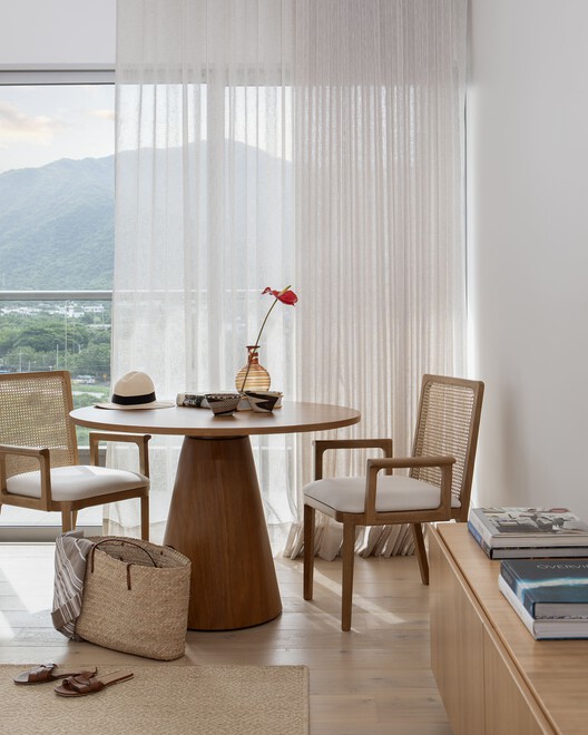 Apartamento 801 / Tarq Studio  - Fotografía interior, Madera, Mesas, Sillas