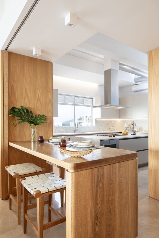 Apartamento 801 / Tarq Studio  - Fotografía interior, Cocina, Encimera, Madera, Mesas, Sillas, Iluminación