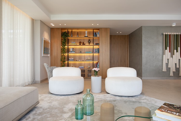 Maikaira / Tarq Studio - Fotografía interior, Sala de estar, Sillones, Madera, Iluminación, Mesas, Sillas