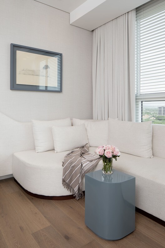 Maikaira  / Tarq Studio  - Fotografía interior, Madera, Sillones, Iluminación, Mesas