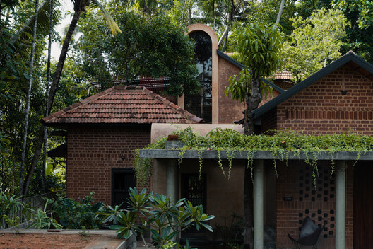 Of Trees and Gods and Mud House / Urava Architecture