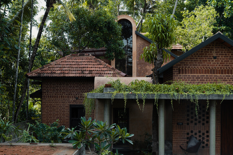 Casa das Árvores, dos Deuses e do Barro / Urava Architecture - Fotografia de Exterior, Casas
