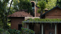 Of Trees and Gods and Mud House / Urava Architecture