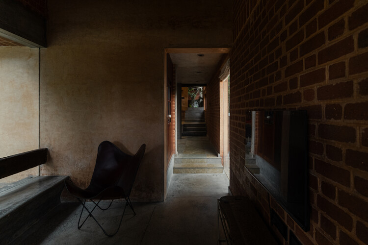 Casa das Árvores, dos Deuses e do Barro / Urava Architecture - Fotografia de Interiores, Madeira, Tijolo