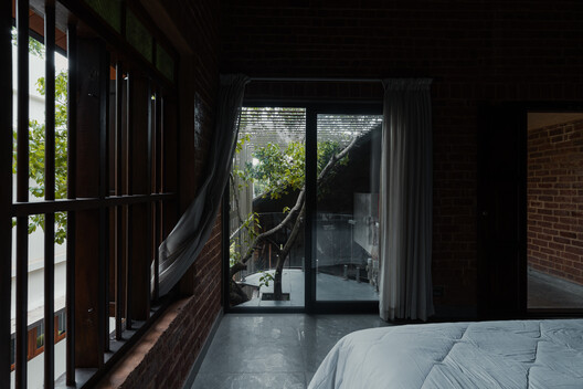 Of Trees and Gods and Mud House / Urava Architecture - Interior Photography, Bedroom, Brick, Glass