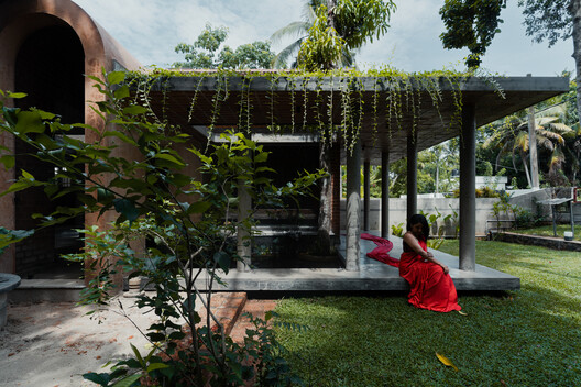 Of Trees and Gods and Mud House / Urava Architecture - Exterior Photography, Garden, Column