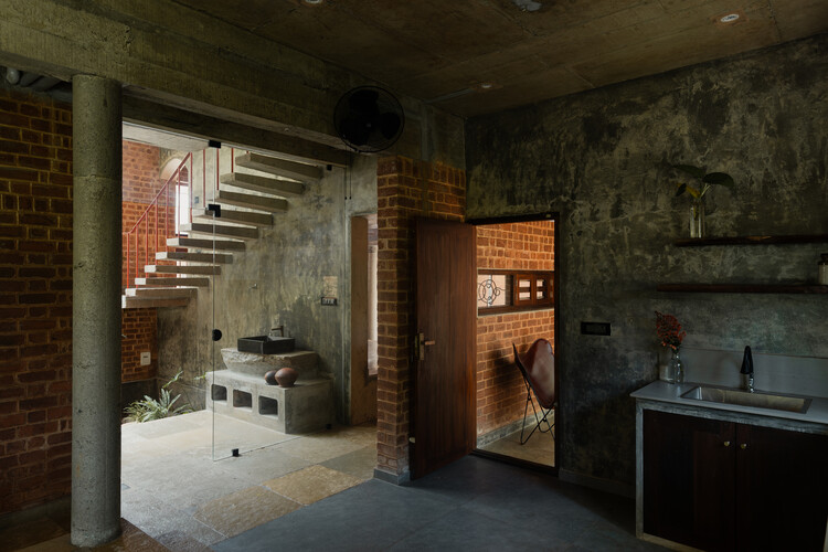 Casa das Árvores, dos Deuses e do Barro / Urava Architecture - Fotografia de Interiores, Madeira, Tijolo, Iluminação, Viga, Cadeira