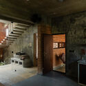 Casa das Árvores, dos Deuses e do Barro / Urava Architecture - Fotografia de Interiores, Madeira, Tijolo, Iluminação, Viga, Cadeira