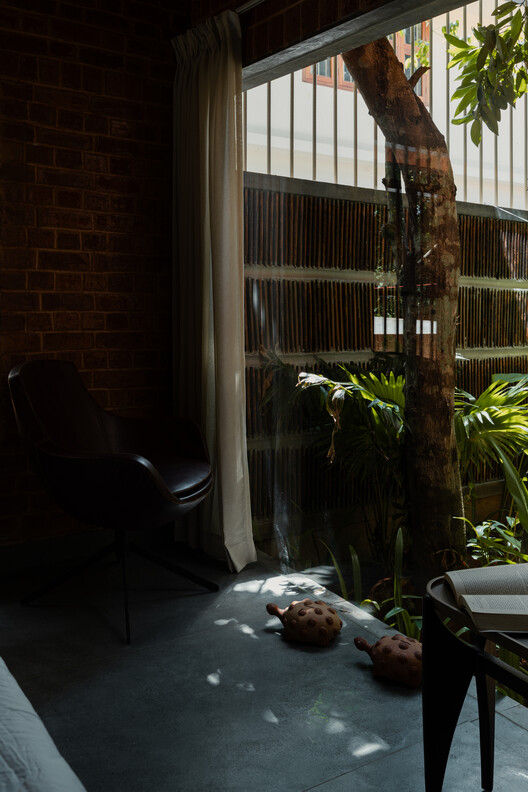Of Trees and Gods and Mud House / Urava Architecture - Interior Photography, Lighting
