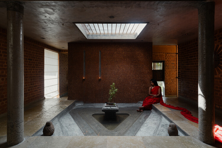 Casa das Árvores, dos Deuses e do Barro / Urava Architecture - Fotografia de Interiores, Tijolo, Concreto