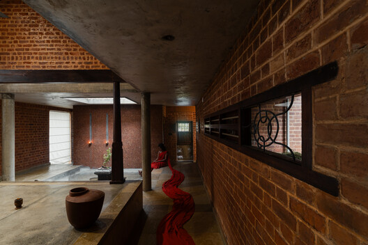 Of Trees and Gods and Mud House / Urava Architecture - Interior Photography, Wood, Brick, Lighting