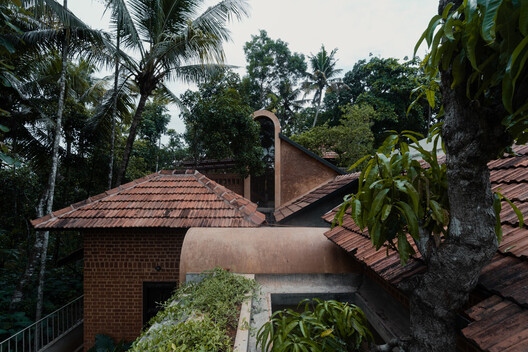 Of Trees and Gods and Mud House / Urava Architecture - Exterior Photography