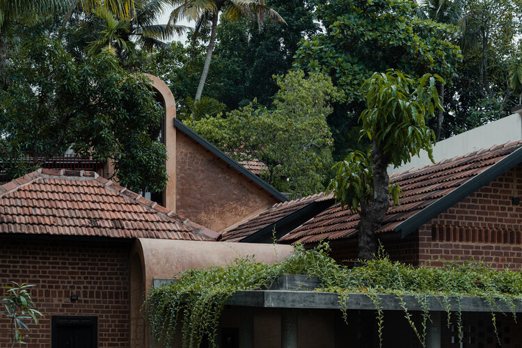 Of Trees and Gods and Mud House / Urava Architecture - Exterior Photography